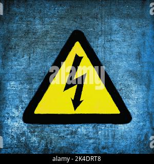 Hochspannungsschild, gelb und schwarz auf blau. Emblem für elektrische Gefahren, grunge strukturiert Stockfoto
