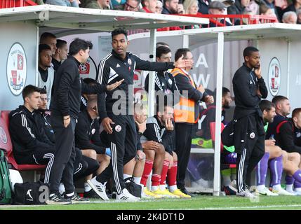 Kevin Betsy, der Manager von Crawley Town, war während des zweiten Spiels der EFL League zwischen Crawley Town und Stevenage im Broadfield Stadium in Crawley ausgegraben. Picture James Boardman/Telephoto Images Stockfoto