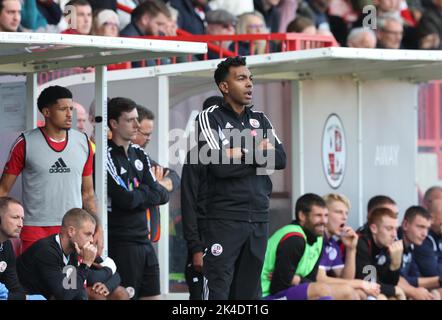 Kevin Betsy, der Manager von Crawley Town, war während des zweiten Spiels der EFL League zwischen Crawley Town und Stevenage im Broadfield Stadium in Crawley ausgegraben. Picture James Boardman/Telephoto Images Stockfoto