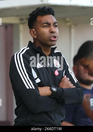 Kevin Betsy, der Manager von Crawley Town, war während des zweiten Spiels der EFL League zwischen Crawley Town und Stevenage im Broadfield Stadium in Crawley ausgegraben. Picture James Boardman/Telephoto Images Stockfoto