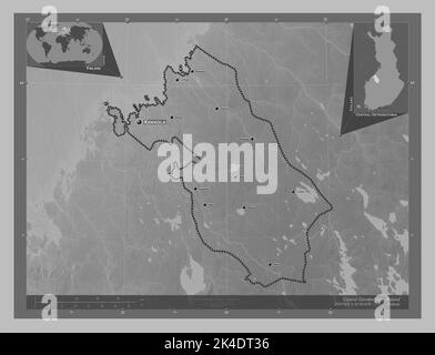 Zentral-Ostobothnien, Region von Finnland. Höhenkarte in Graustufen mit Seen und Flüssen. Orte und Namen der wichtigsten Städte der Region. Ecke Auxi Stockfoto