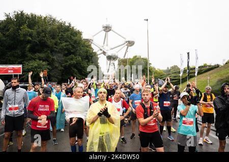 Die Abbildung zeigt die Läufer beim Start der siebzehnten Ausgabe des Brüsseler Marathons, auch Brüssel Airport Marathon genannt, vom Heysel in die Innenstadt und zurück, einem neuen Parcours, in Brüssel, Sonntag, den 02. Oktober 2022. BELGA FOTO JULIETTE BRUYNSEELS Stockfoto