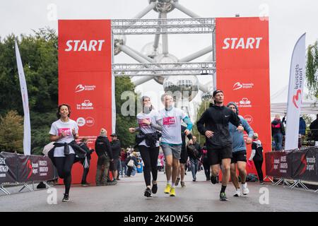 Die Abbildung zeigt die Läufer beim Start des Laufs für das Cure Race während der siebzehnten Ausgabe des Brüsseler Marathons, auch Brüssel Airport Marathon genannt, vom Heysel in die Innenstadt und zurück, ein neuer Parcours, in Brüssel, Sonntag, den 02. Oktober 2022. BELGA FOTO JULIETTE BRUYNSEELS Stockfoto