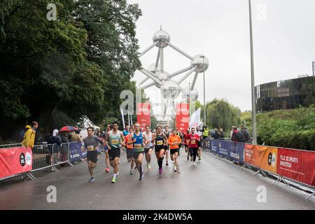 Die Abbildung zeigt die Läufer beim Start des Rennens 10km während der siebzehnten Ausgabe des Brüsseler Marathons, auch Brüssel Airport Marathon genannt, vom Heysel in die Innenstadt und zurück, ein neuer Parcours, in Brüssel, Sonntag, den 02. Oktober 2022. BELGA FOTO JULIETTE BRUYNSEELS Stockfoto