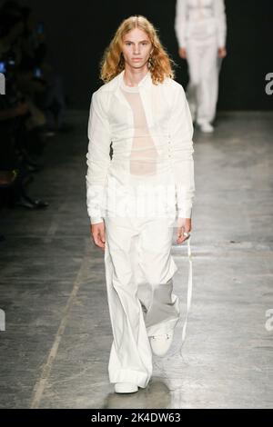 Paris, Frankreich. 01. Oktober 2022. ANN DEMEULEMEESTER SS23 Runway während der Pariser Modewoche am 2022. Oktober - Paris, Frankreich. 01/10/2022 Credit: dpa/Alamy Live News Stockfoto