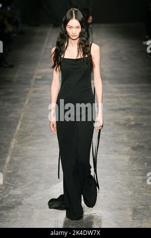 Paris, Frankreich. 01. Oktober 2022. ANN DEMEULEMEESTER SS23 Runway während der Pariser Modewoche am 2022. Oktober - Paris, Frankreich. 01/10/2022 Credit: dpa/Alamy Live News Stockfoto