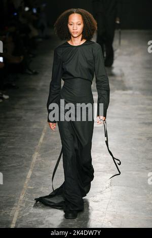 Paris, Frankreich. 01. Oktober 2022. ANN DEMEULEMEESTER SS23 Runway während der Pariser Modewoche am 2022. Oktober - Paris, Frankreich. 01/10/2022 Credit: dpa/Alamy Live News Stockfoto