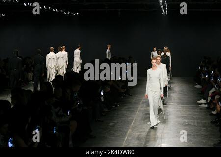 Paris, Frankreich. 01. Oktober 2022. ANN DEMEULEMEESTER SS23 Runway während der Pariser Modewoche am 2022. Oktober - Paris, Frankreich. 01/10/2022 Credit: dpa/Alamy Live News Stockfoto