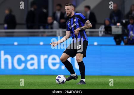 Mailand, Italien. 01. Oktober 2022. Milan Skriniar vom FC Internazionale kontrolliert den Ball während des Serie-A-Spiels zwischen dem FC Internazionale und AS Roma im Stadio Giuseppe Meazza am 1. Oktober 2022 in Mailand Italien. Quelle: Marco Canoniero/Alamy Live News Stockfoto