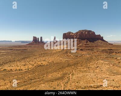 Castle Rock, König auf seinem Thron, und Saddleback Butte im Monument Valley Navajo Tribal Park, Navajo Nation Stockfoto