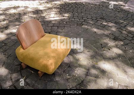 Sessel, Stuhl, Sofa, Struktur aus massivem Naturholz, Sitz und Rückenlehne aus Stoff Stockfoto