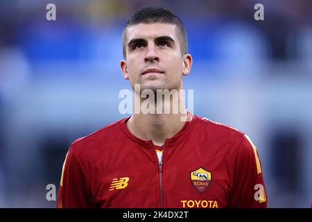 Mailand, Italien. 01. Oktober 2022. Gianluca Mancini von AS Roma schaut während des Fußballspiels der Serie A zwischen dem FC Internazionale und AS Roma im Stadio Giuseppe Meazza am 1. Oktober 2022 in Mailand Italien auf. Quelle: Marco Canoniero/Alamy Live News Stockfoto