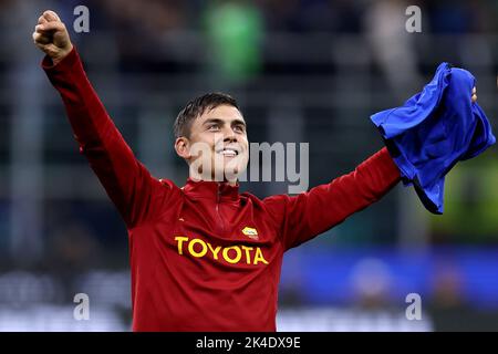 Mailand, Italien. 01. Oktober 2022. Paulo Dybala von AS Roma feiert am Ende der Serie Ein Fußballspiel zwischen dem FC Internazionale und AS Roma im Stadio Giuseppe Meazza am 1. Oktober 2022 in Mailand Italien . Quelle: Marco Canoniero/Alamy Live News Stockfoto