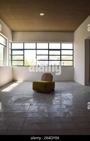 Sessel, Stuhl, Sofa, Struktur aus massivem Naturholz, Sitz und Rückenlehne aus Stoff Stockfoto