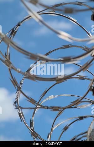 Rasierdraht auf einem Zaun Großbritannien Stockfoto