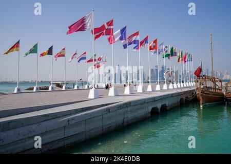 Die Flaggen der Länder, die an der FIFA Fußball-Weltmeisterschaft Katar 2022 teilnehmen, an der küstenstraße von Doha, 02. Oktober 2022 in Doha, Katar Stockfoto