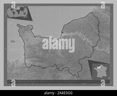 Normandie, Region Frankreich. Höhenkarte in Graustufen mit Seen und Flüssen. Standorte der wichtigsten Städte der Region. Karten für zusätzliche Eckposition Stockfoto