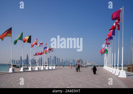 Die Flaggen der Länder, die an der FIFA Fußball-Weltmeisterschaft Katar 2022 teilnehmen, an der küstenstraße von Doha, 02. Oktober 2022 in Doha, Katar Stockfoto