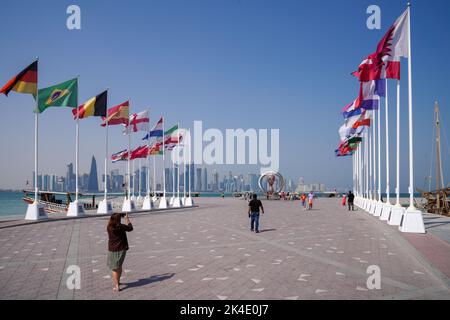 Die Flaggen der Länder, die an der FIFA Fußball-Weltmeisterschaft Katar 2022 teilnehmen, an der küstenstraße von Doha, 02. Oktober 2022 in Doha, Katar Stockfoto