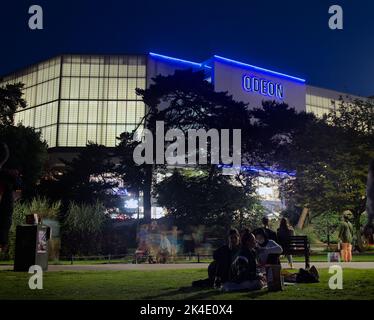 The Odeon Cinema at Night in Bournemouth Lower Gardens, Bournemouth, Großbritannien Stockfoto