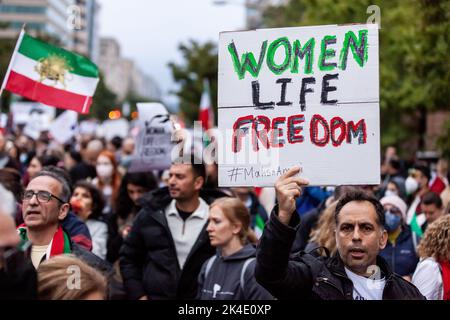 Washington, Usa. 01. Oktober 2022. Tausende Menschen marschieren für Mahsa Amini, Freiheit im Iran und Solidarität mit iranischen Demonstranten. Der Protest war einer von vielen an einem globalen Aktionstag für den Iran. Nach dem Tod des 22-Jährigen, der vor mehr als 2 Wochen in Gewahrsam der iranischen Moralpolizei war, brachen im Iran Demonstrationen aus und dauern täglich an. Kredit: SOPA Images Limited/Alamy Live Nachrichten Stockfoto