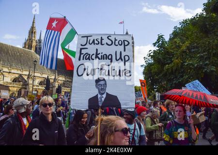 London, Großbritannien. 01. Oktober 2022. Ein Protestant auf dem Parliament Square hält ein Anti-Fracking-Plakat mit einem Bild des Sekretärs der Wirtschafts-, Energie- und Industriestrategie Jacob Rees-Mogg während des „Just Stop Oil and Extinction Rebellion“-marsches durch Central London. Der marsch war Teil der Proteste von Enough is Enough, bei denen verschiedene Gruppen zusammenkamen, um gegen die Lebenshaltungskrise, die steigenden Energiekosten, den Klimawandel und die Tory-Regierung zu protestieren und sich solidarisch mit den anhaltenden Streiks um das Vereinigte Königreich zu zeigen. Kredit: SOPA Images Limited/Alamy Live Nachrichten Stockfoto