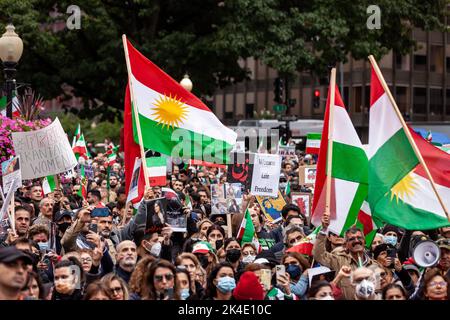 Washington, Usa. 01. Oktober 2022. Tausende Menschen nehmen an einem Protest für Mahsa Amini, die Freiheit im Iran und die Solidarität mit iranischen Demonstranten Teil. Die Demonstration war eine von vielen an einem globalen Aktionstag für den Iran. Nach dem Tod des 22-Jährigen, der vor mehr als 2 Wochen in Gewahrsam der iranischen Moralpolizei war, brachen im Iran Demonstrationen aus und dauern täglich an. Kredit: SOPA Images Limited/Alamy Live Nachrichten Stockfoto