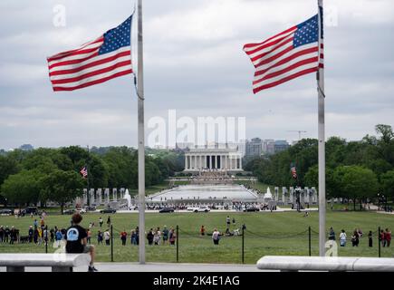 Peking, USA. 12.. Mai 2022. US-Nationalflaggen fliegen auf Halb-Mitarbeiter am Washington Monument, um 1 Millionen amerikanische Menschenleben zu beklagen, die COVID-19 in Washington, DC, USA, 12. Mai 2022 verloren hat. Quelle: Liu Jie/Xinhua/Alamy Live News Stockfoto