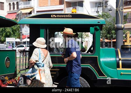 Lokale Moventis Touristenzug in Sitges, Spanien Stockfoto