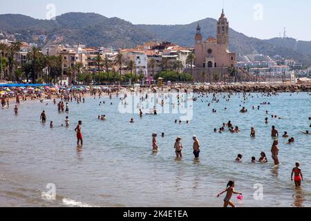 Kirche von Sant Bartomeu i Santa Tecla mit Blick auf die Strände in Sitges, Spanien Stockfoto
