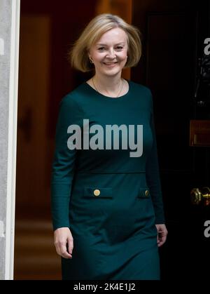 London, Großbritannien. 01. Oktober 2022. Die britische Premierministerin Liz Truss vor der Downing Street 10 in London, Großbritannien. Kredit: SOPA Images Limited/Alamy Live Nachrichten Stockfoto