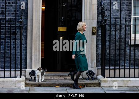 London, Großbritannien. 01. Oktober 2022. Die britische Premierministerin Liz Truss vor der Downing Street 10 in London, Großbritannien. Kredit: SOPA Images Limited/Alamy Live Nachrichten Stockfoto