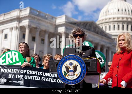 Washington, Usa. 28. September 2022. Die Vertreterin Brenda Lawrence (D-MI) spricht auf einer Pressekonferenz über eine Klage, die den National Archivist dazu zwingen soll, den Gleichstellungsamendment als den Zusatz zur US-Verfassung von 28. zu veröffentlichen. Änderungen werden erst formell in die Verfassung aufgenommen, wenn sie veröffentlicht werden, und die ERA hat alle Anforderungen für die Veröffentlichung erfüllt. (Foto von Allison Bailey/SOPA Images/Sipa USA) Quelle: SIPA USA/Alamy Live News Stockfoto