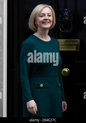 London, Großbritannien. 01. Oktober 2022. Die britische Premierministerin Liz Truss vor der Downing Street 10 in London, Großbritannien. (Foto von Tejas Sandhu/SOPA Images/Sipa USA) Quelle: SIPA USA/Alamy Live News Stockfoto