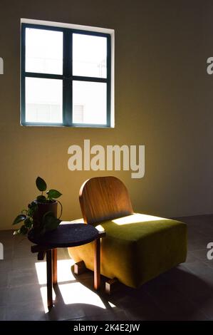 Sessel, Stuhl, Sofa, Struktur aus massivem Naturholz, Sitz und Rückenlehne aus Stoff Stockfoto