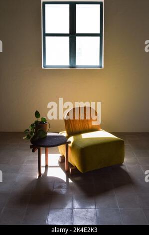 Sessel, Stuhl, Sofa, Struktur aus massivem Naturholz, Sitz und Rückenlehne aus Stoff Stockfoto