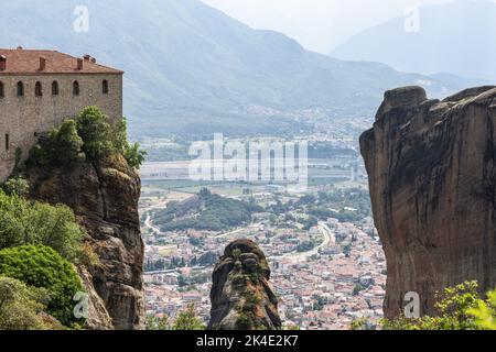 Kalambaka Stadt Panoramablick öffnet sich in der Spalte zwischen den Felsen, auf denen das Kloster von St. Stephen befindet, ganze Tal, Meteora, Griechenland Stockfoto
