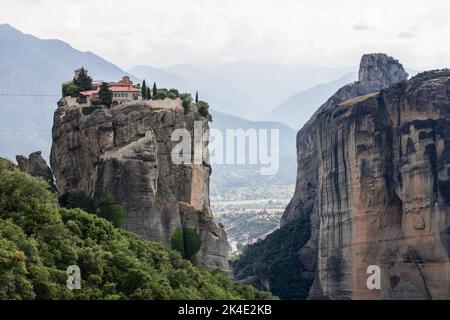 Die Gegend um das Kloster der Heiligen Dreifaltigkeit ist hügelig und bewaldet, mit dem Fluss Pineios in der Ebene von Thessalien Stockfoto