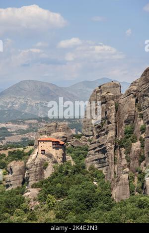 Vertikale Aufnahme des Heiligen Nikolaiklosters von Anapafsas, dem ersten Kloster, das Touristen auf dem Weg zur Heiligen Meteora begegnen Stockfoto