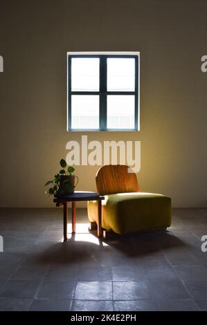 Sessel, Stuhl, Sofa, Struktur aus massivem Naturholz, Sitz und Rückenlehne aus Stoff Stockfoto