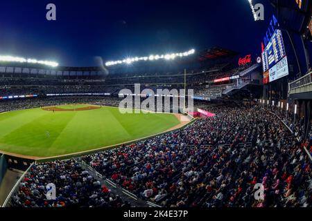 Atlanta, GA, USA. 01. Oktober 2022. Fans besuchen ein MLB-Spiel zwischen den New York Mets und Atlanta Braves im Truist Park in Atlanta, GA. Austin McAfee/CSM/Alamy Live News Stockfoto