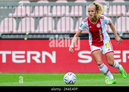 DUIVENDRECHT, NIEDERLANDE - 2. OKTOBER: Kleine Hoekstra von Ajax während des niederländischen Azerion Womens Eredivisie-Spiels zwischen Ajax und sc Heerenveen am 2. Oktober 2022 in De Toekomst in Duivendrecht, Niederlande (Foto: Kees Kuijt/Orange Picts) Stockfoto