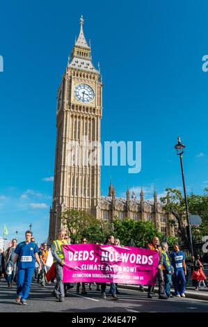 London, Großbritannien. 1. Oktober 2022. Hunderte von Unterstützern von Just Stop Oil und Extinction Rebellion marschieren von vielen Orten in London nach Westminster. Kredit: Stockfoto