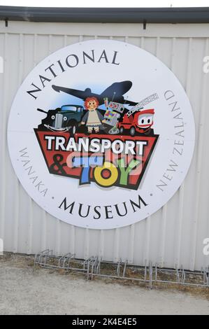 Das Logo des New ZealandÕs National Transport & Toy Museum in Wanaka, Otago, befindet sich auf der Südinsel Neuseelands. Das Museum ist das Ergebnis von On Stockfoto