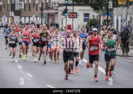 London, Großbritannien. 2.. Oktober 2022. Der London Marathon führt durch die Deptford High Street im Südosten Londons. Kredit: Guy Corbishley/Alamy Live Nachrichten Stockfoto