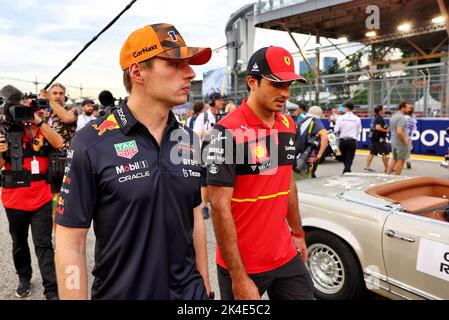 Singapur, Singapur. 02. Oktober 2022. (L bis R): Max Verstappen (NLD) Red Bull Racing und Carlos Sainz Jr (ESP) Ferrari auf der Fahrerparade. 02.10.2022. Formel 1 Weltmeisterschaft, Rd 17, Großer Preis Von Singapur, Marina Bay Street Circuit, Singapur, Renntag. Bildnachweis sollte lauten: XPB/Press Association Images. Quelle: XPB Images Ltd/Alamy Live News Stockfoto