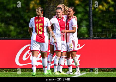 DUIVENDRECHT, NIEDERLANDE - 2. OKTOBER: Spieler von Ajax feiern das zweite Tor während des niederländischen Azerion Womens Eredivisie-Spiels zwischen Ajax und sc Heerenveen am 2. Oktober 2022 in De Toekomst in Duivendrecht, Niederlande (Foto: Kees Kuijt/Orange Picts) Stockfoto