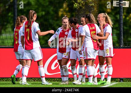 DUIVENDRECHT, NIEDERLANDE - 2. OKTOBER: Spieler von Ajax feiern das zweite Tor während des niederländischen Azerion Womens Eredivisie-Spiels zwischen Ajax und sc Heerenveen am 2. Oktober 2022 in De Toekomst in Duivendrecht, Niederlande (Foto: Kees Kuijt/Orange Picts) Stockfoto