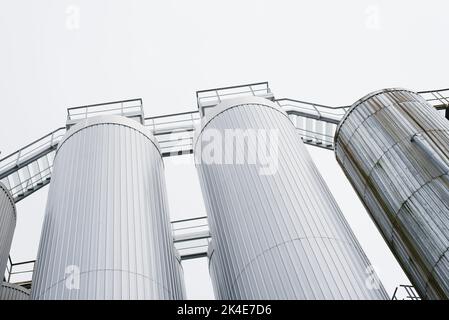 Silo, Behälter oder Tanks zur Lagerung von Malz in der Brauerei Stockfoto