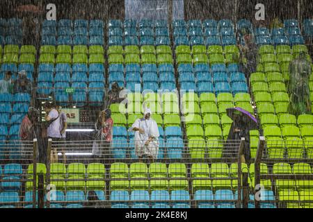 Singapur, Singapur. 02. Oktober 2022. Starker Regen fällt vor dem Start des Rennens während des Formel 1 Singapore Airlines Singapore Grand Prix 2022, 17. Runde der FIA Formel 1 Weltmeisterschaft 2022 vom 30. September bis 02. Oktober 2022 auf dem Marina Bay Street Circuit, in Singapur - Photo Florent Gooden/DPPI Credit: DPPI Media/Alamy Live News Stockfoto